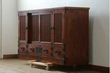 中古　美品　岩谷堂箪笥　格子戸と重厚な金具が趣を添えるサイドボード　(R-090282)