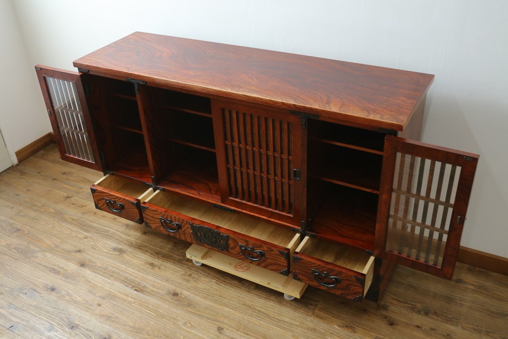 中古　美品　岩谷堂箪笥　格子戸と重厚な金具が趣を添えるサイドボード　(R-090282)