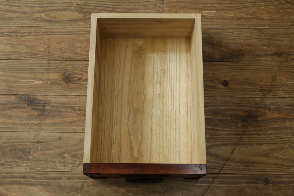 中古　美品　岩谷堂箪笥　格子戸と重厚な金具が趣を添えるサイドボード　(R-090282)