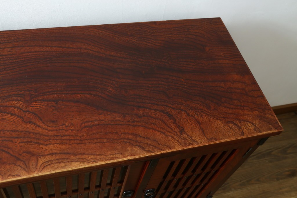 中古　美品　岩谷堂箪笥　格子戸と重厚な金具が趣を添えるサイドボード　(R-090282)