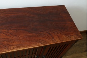 中古　美品　岩谷堂箪笥　格子戸と重厚な金具が趣を添えるサイドボード　(R-090282)
