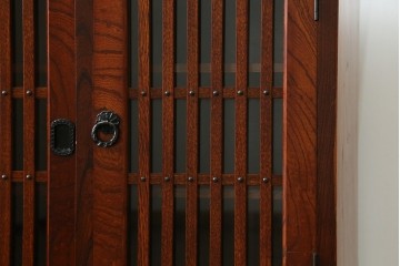 中古　美品　岩谷堂箪笥　格子戸と重厚な金具が趣を添えるサイドボード　(R-090282)