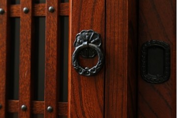 中古　美品　岩谷堂箪笥　格子戸と重厚な金具が趣を添えるサイドボード　(R-090282)