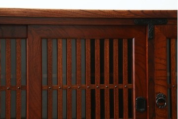 中古　美品　岩谷堂箪笥　格子戸と重厚な金具が趣を添えるサイドボード　(R-090282)