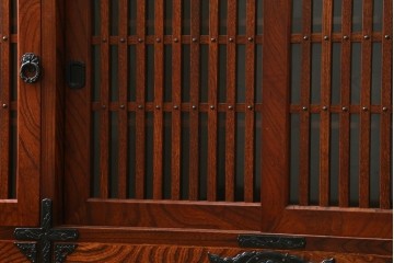 中古　美品　岩谷堂箪笥　格子戸と重厚な金具が趣を添えるサイドボード　(R-090282)