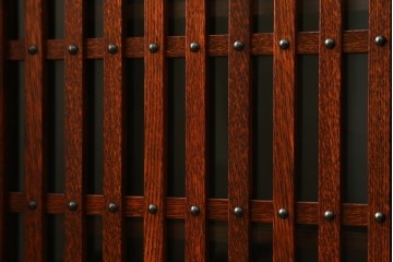 中古　美品　岩谷堂箪笥　格子戸と重厚な金具が趣を添えるサイドボード　(R-090282)