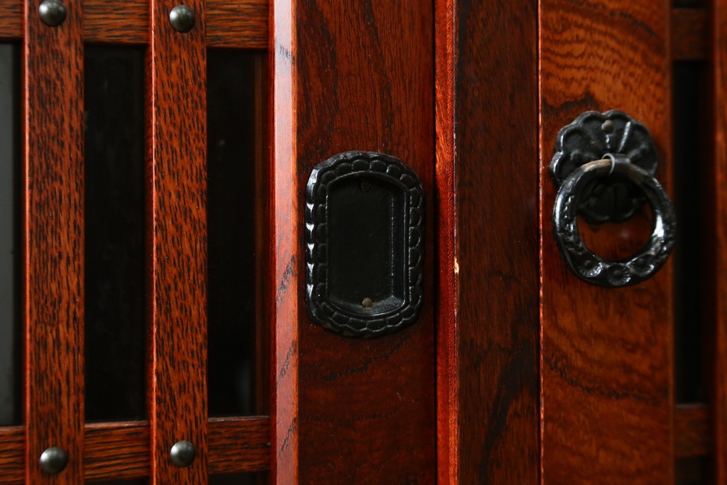 中古　美品　岩谷堂箪笥　格子戸と重厚な金具が趣を添えるサイドボード　(R-090282)