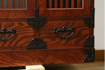 中古　美品　岩谷堂箪笥　格子戸と重厚な金具が趣を添えるサイドボード　(R-090282)