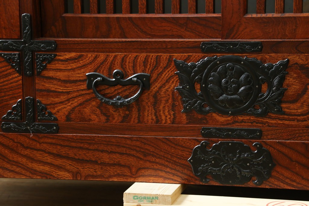 中古　美品　岩谷堂箪笥　格子戸と重厚な金具が趣を添えるサイドボード　(R-090282)