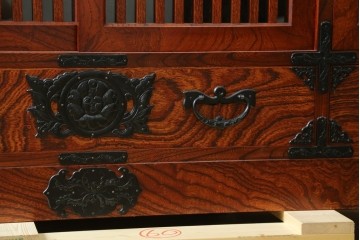 中古　美品　岩谷堂箪笥　格子戸と重厚な金具が趣を添えるサイドボード　(R-090282)