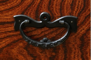 中古　美品　岩谷堂箪笥　格子戸と重厚な金具が趣を添えるサイドボード　(R-090282)