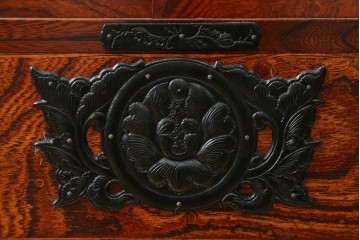 中古　美品　岩谷堂箪笥　格子戸と重厚な金具が趣を添えるサイドボード　(R-090282)