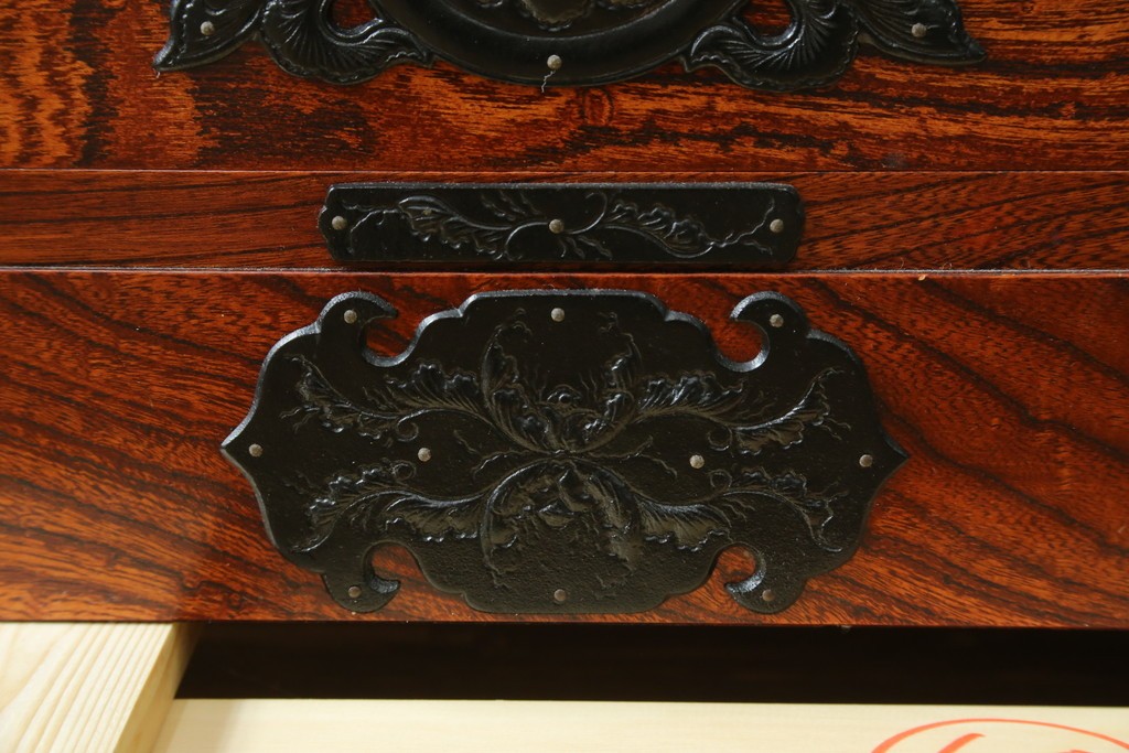 中古　美品　岩谷堂箪笥　格子戸と重厚な金具が趣を添えるサイドボード　(R-090282)