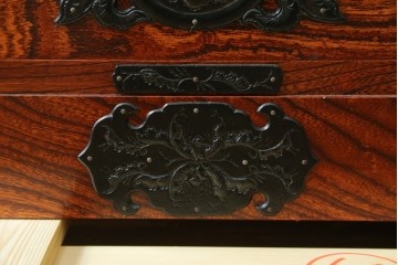 中古　美品　岩谷堂箪笥　格子戸と重厚な金具が趣を添えるサイドボード　(R-090282)