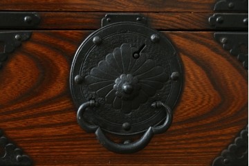 和製アンティーク　明治期　上手物!!　前面欅材　精緻な飾り金具が正面を彩る仙台姫箪笥　(R-090283)