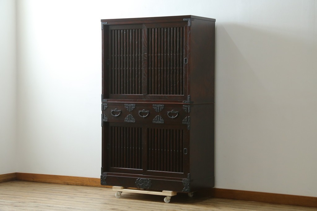 中古　美品　岩谷堂箪笥　重厚な鉄金具を備えた重ね水屋箪笥　(R-090284)