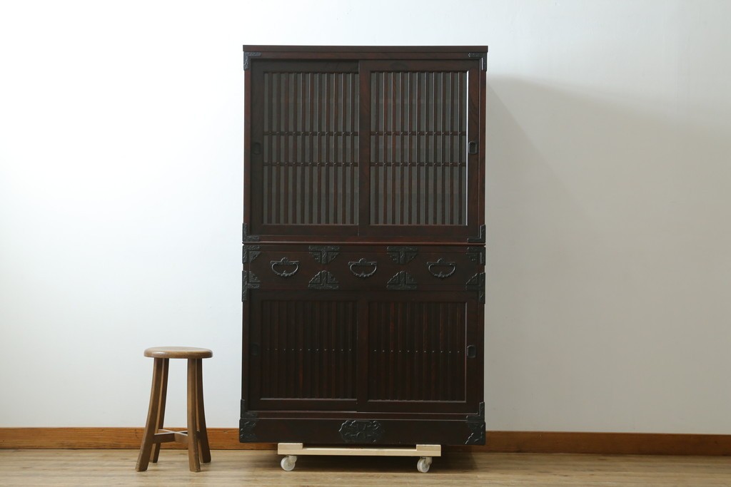 中古　美品　岩谷堂箪笥　重厚な鉄金具を備えた重ね水屋箪笥　(R-090284)