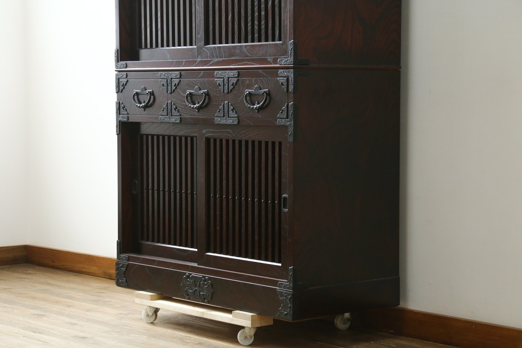 中古　美品　岩谷堂箪笥　重厚な鉄金具を備えた重ね水屋箪笥　(R-090284)