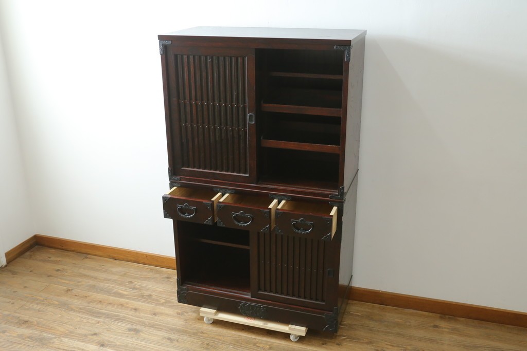 中古　美品　岩谷堂箪笥　重厚な鉄金具を備えた重ね水屋箪笥　(R-090284)