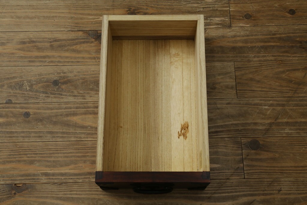 中古　美品　岩谷堂箪笥　重厚な鉄金具を備えた重ね水屋箪笥　(R-090284)
