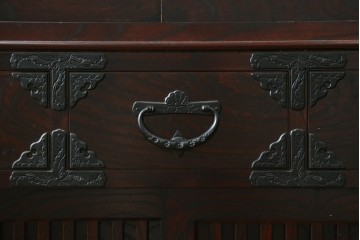 中古　美品　岩谷堂箪笥　重厚な鉄金具を備えた重ね水屋箪笥　(R-090284)