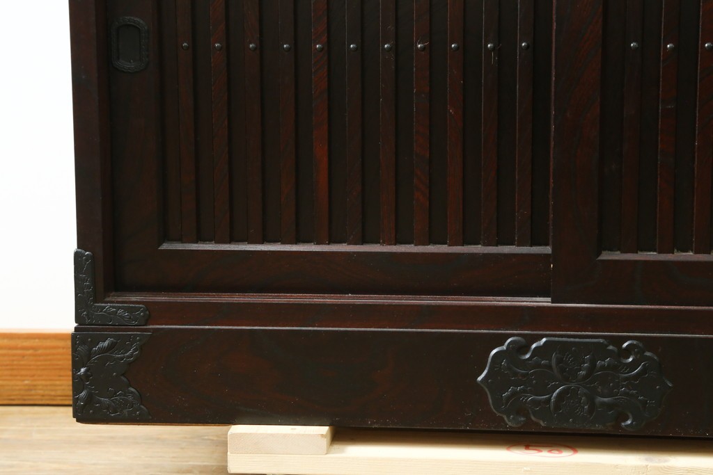 中古　美品　岩谷堂箪笥　重厚な鉄金具を備えた重ね水屋箪笥　(R-090284)