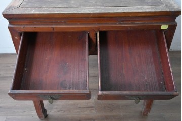 中国ヴィンテージ　中国伝統の明朝様式　アンティーク風　蝶の意匠の金具が印象的な引き出し付きダイニングテーブル　(R-090286)