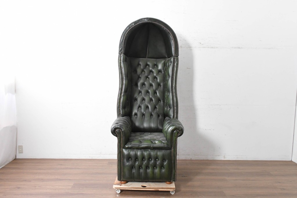 中古　美品　チェスターフィールド　本革　ドーム状のハイバックが個性的なポーターズチェア　(R-090291)