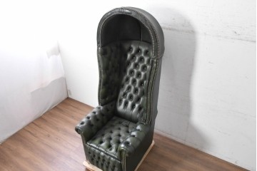 中古　美品　チェスターフィールド　本革　ドーム状のハイバックが個性的なポーターズチェア　(R-090291)