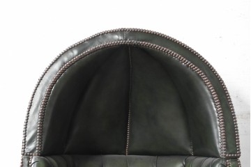 中古　美品　チェスターフィールド　本革　ドーム状のハイバックが個性的なポーターズチェア　(R-090291)