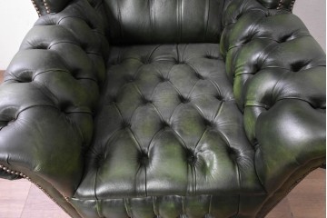 中古　美品　チェスターフィールド　本革　ドーム状のハイバックが個性的なポーターズチェア　(R-090291)