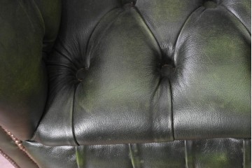 中古　美品　チェスターフィールド　本革　ドーム状のハイバックが個性的なポーターズチェア　(R-090291)