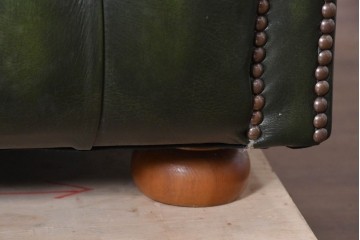 中古　美品　チェスターフィールド　本革　ドーム状のハイバックが個性的なポーターズチェア　(R-090291)