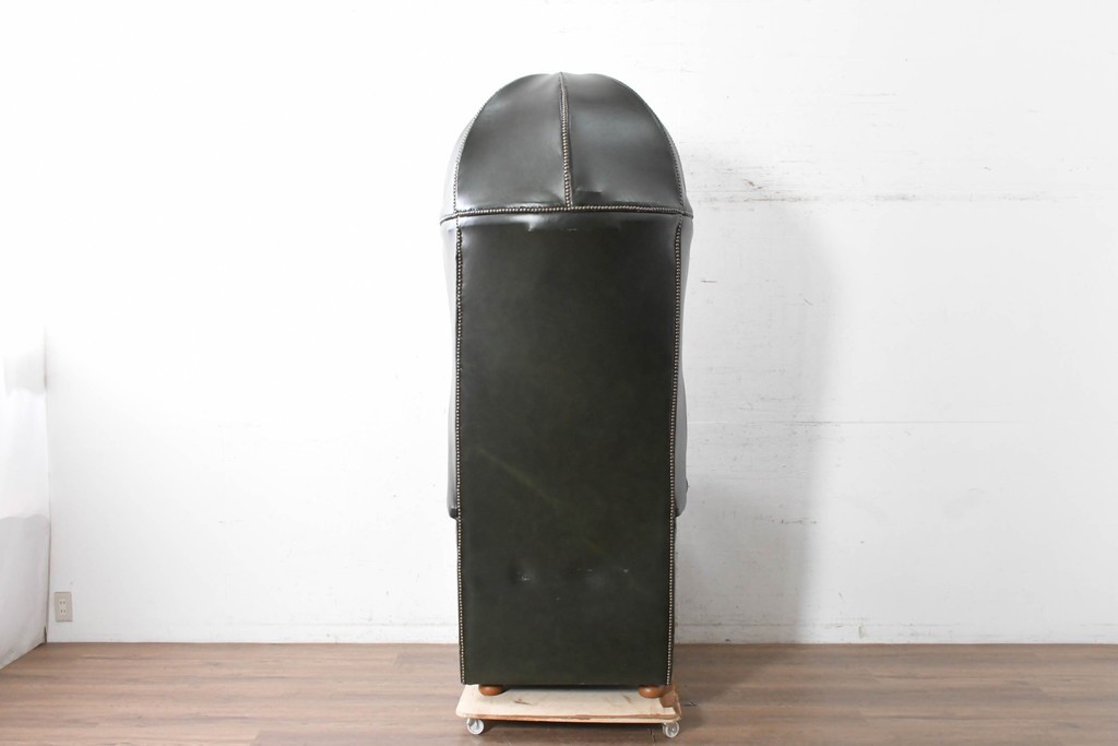 中古　美品　チェスターフィールド　本革　ドーム状のハイバックが個性的なポーターズチェア　(R-090291)