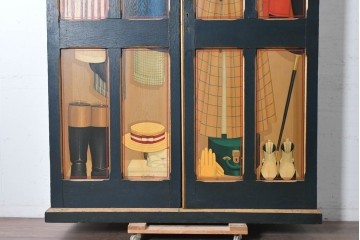 イギリスアンティーク　オーク材・パイン材　著名ペイント工房が手掛けた逸品!　クローゼットの中を覗き込んだようなペイントワードローブ・キャビネット　(R-090293)