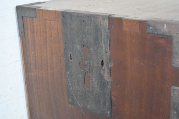 和製アンティーク　昭和初期　玉杢　モダンデザイン　前面にタモ材を使用した木目が美しい帳場箪笥　　(R-090295)
