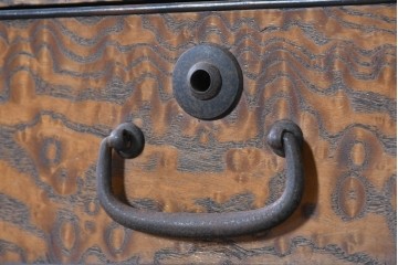 和製アンティーク　昭和初期　玉杢　モダンデザイン　前面にタモ材を使用した木目が美しい帳場箪笥　　(R-090295)