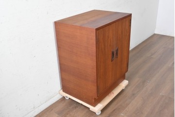 和製ヴィンテージ　チーク材　北欧デザインの小ぶりなキャビネット　(R-090296)