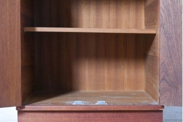 和製ヴィンテージ　チーク材　北欧デザインの小ぶりなキャビネット　(R-090296)