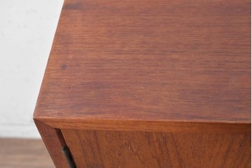 和製ヴィンテージ　チーク材　北欧デザインの小ぶりなキャビネット　(R-090296)