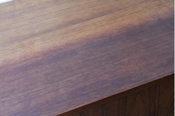和製ヴィンテージ　チーク材　北欧デザインの小ぶりなキャビネット　(R-090296)