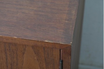 和製ヴィンテージ　チーク材　北欧デザインの小ぶりなキャビネット　(R-090296)