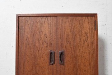 和製ヴィンテージ　チーク材　北欧デザインの小ぶりなキャビネット　(R-090296)