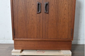 和製ヴィンテージ　チーク材　北欧デザインの小ぶりなキャビネット　(R-090296)