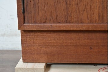 和製ヴィンテージ　チーク材　北欧デザインの小ぶりなキャビネット　(R-090296)