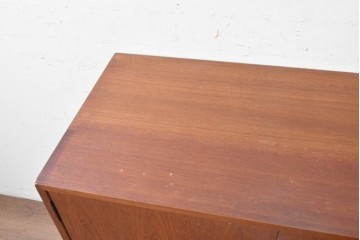 和製ヴィンテージ　チーク材　木の温もりを感じる北欧デザインのキャビネット　(R-090297)