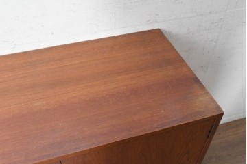 和製ヴィンテージ　チーク材　木の温もりを感じる北欧デザインのキャビネット　(R-090297)