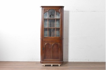 イギリスアンティーク　1940年頃　オーク材　美しい彫刻とガラス扉のコーナーキャビネット　(R-090298)