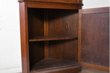 イギリスアンティーク　1940年頃　オーク材　美しい彫刻とガラス扉のコーナーキャビネット　(R-090298)