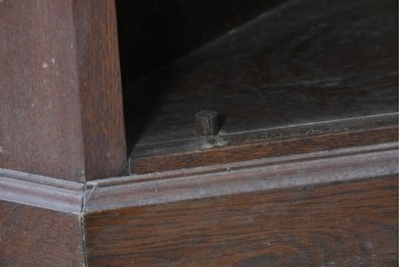 イギリスアンティーク　1940年頃　オーク材　美しい彫刻とガラス扉のコーナーキャビネット　(R-090298)